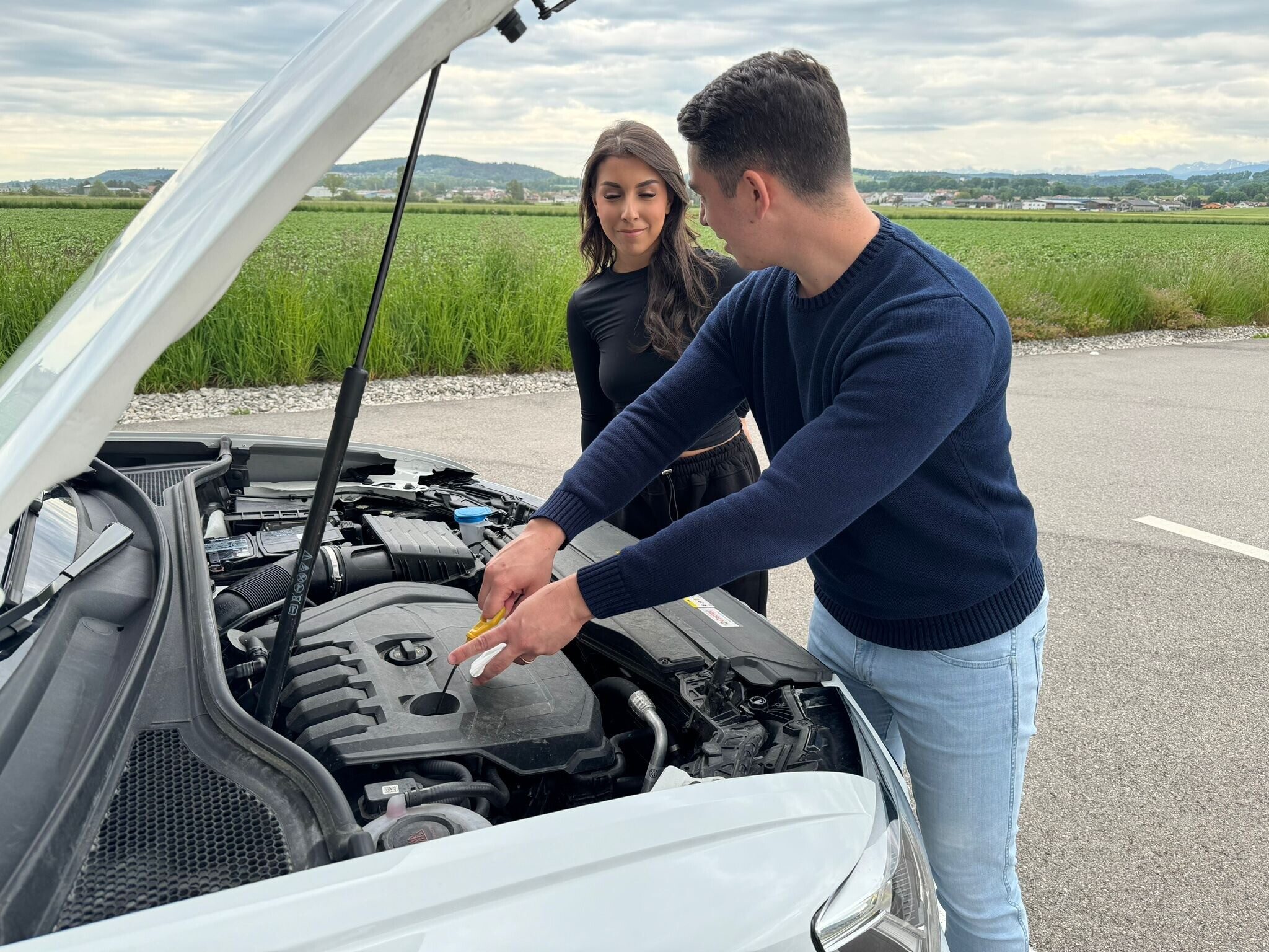 Moniteur d'auto-école devant sa voiture