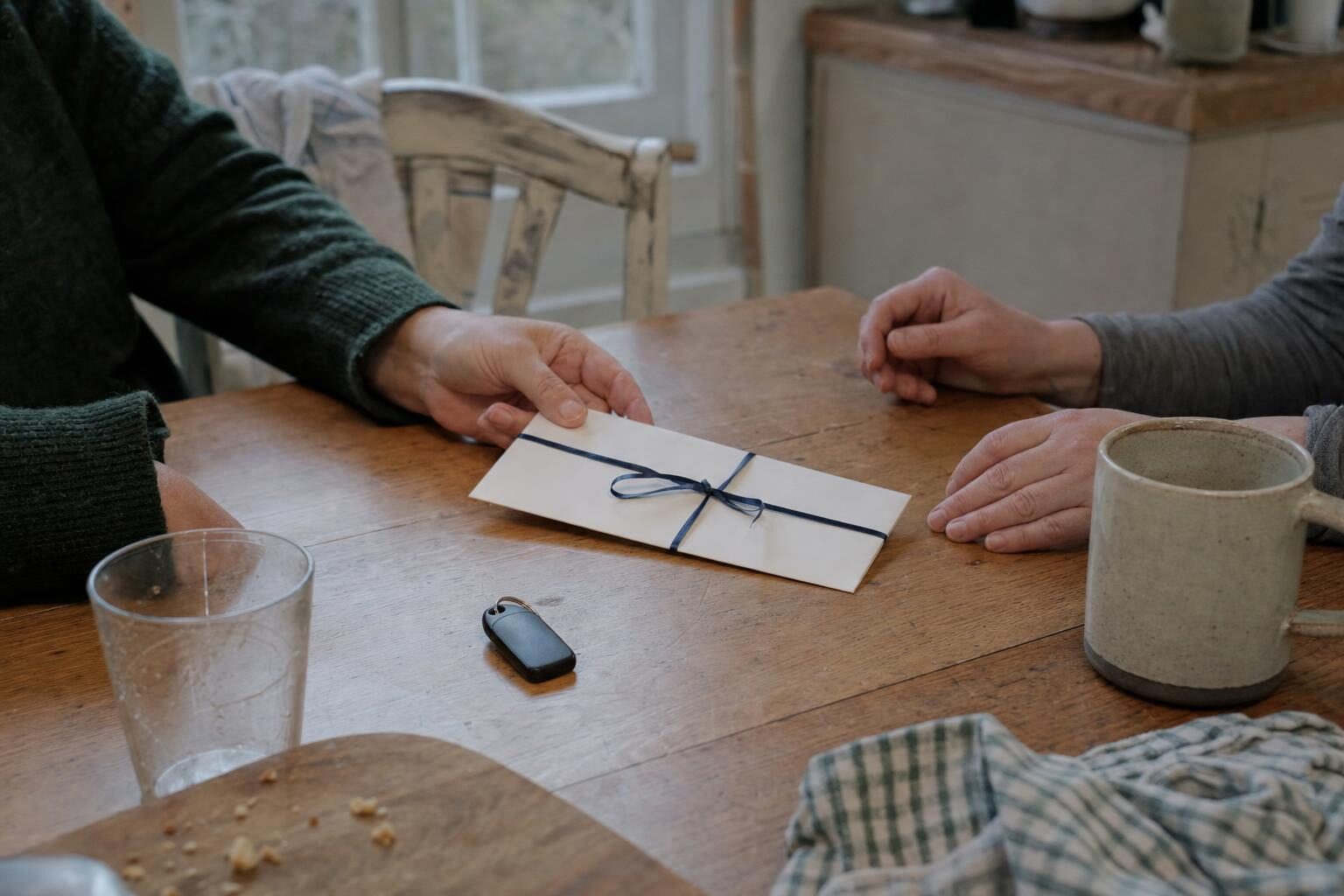 Bon cadeau dans une enveloppe à ruban, offert avec une clé de voiture