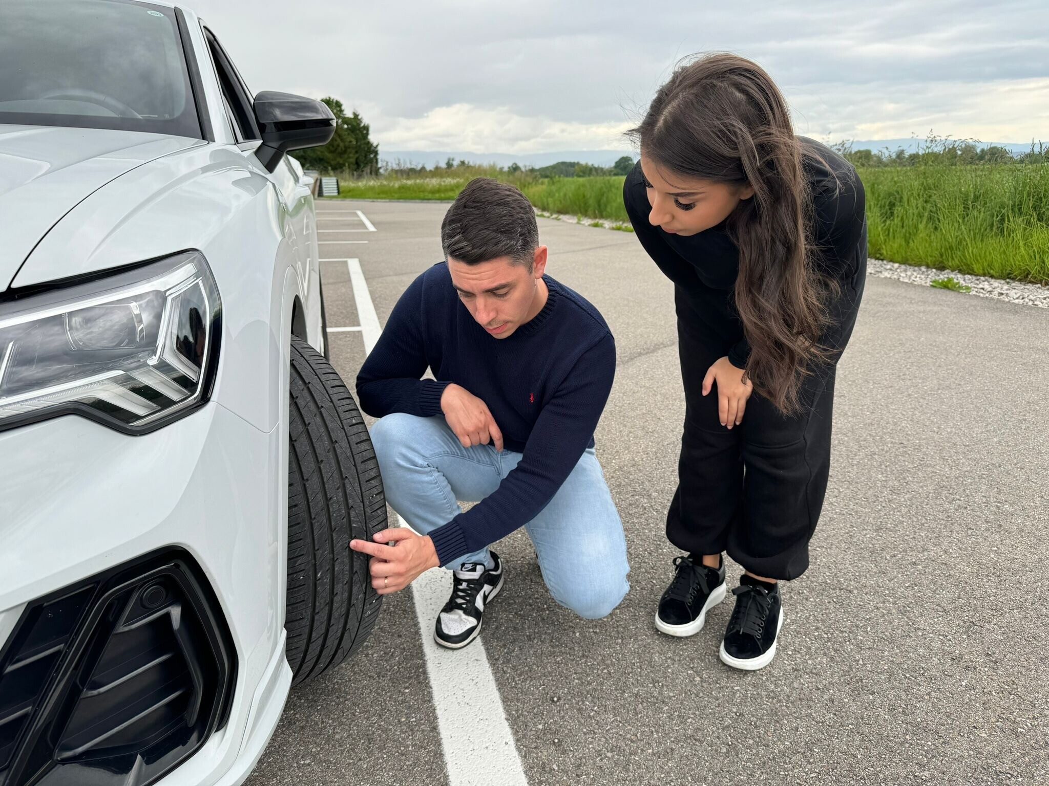 Carro de escola de condução em frente a um edifício de Payerne