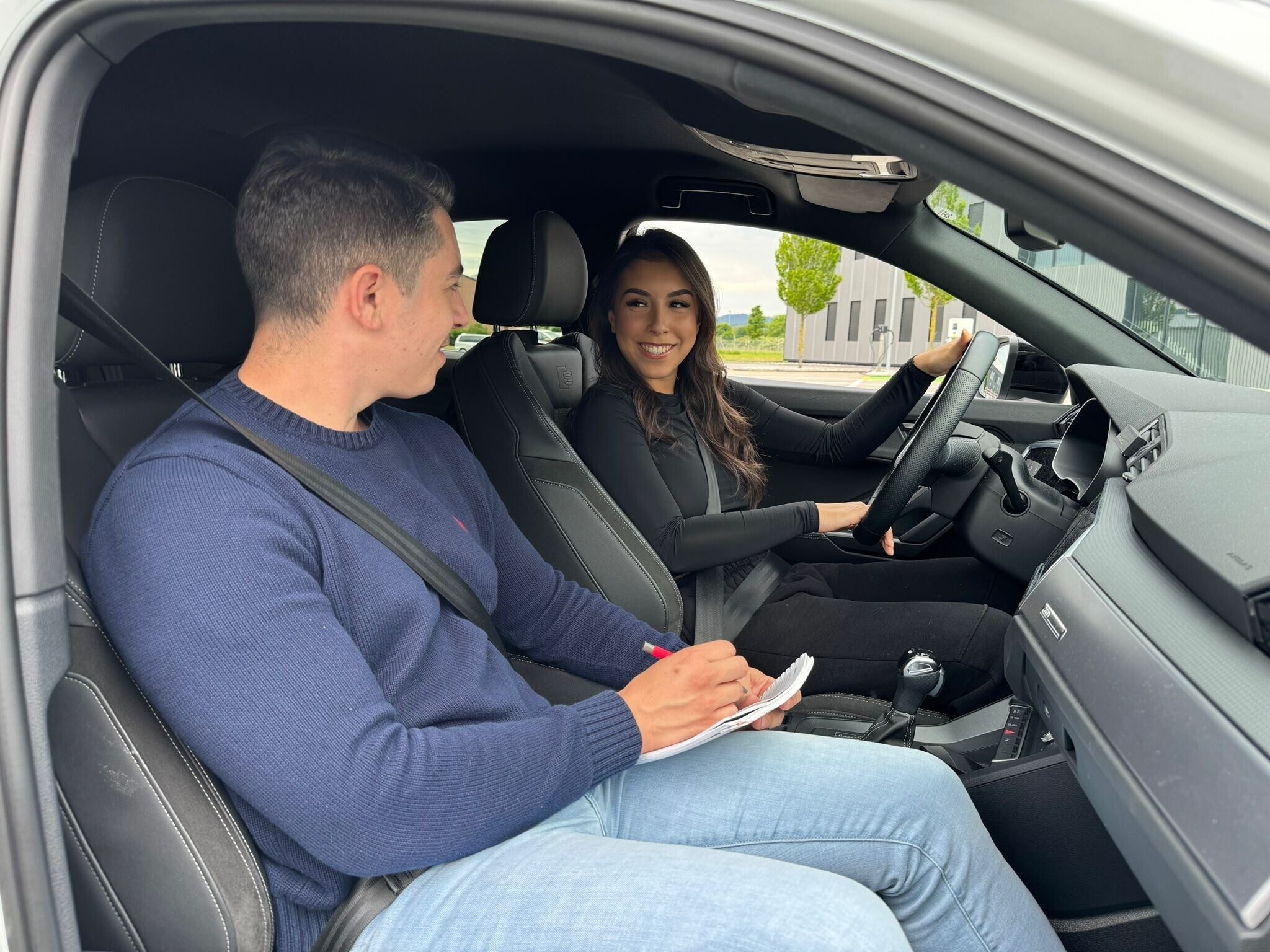 Clés de voiture, plaque L et carnet sur une table
