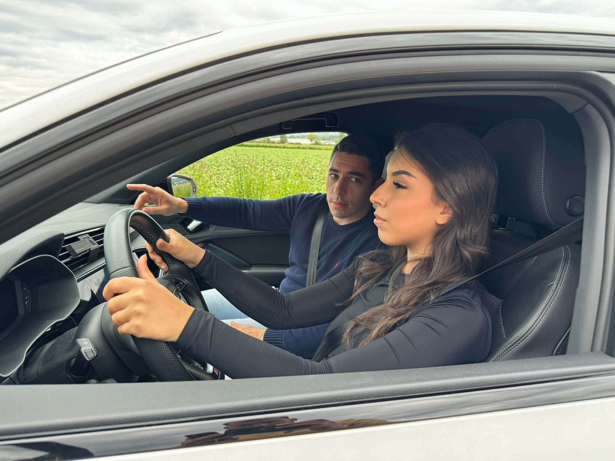 La voiture d'auto-école MG-L sur une route de la Broye